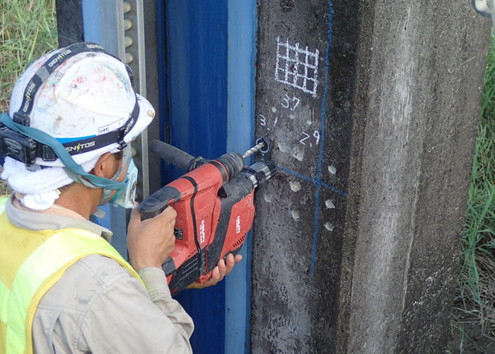 供試体採取(コンクリート粉末試料)